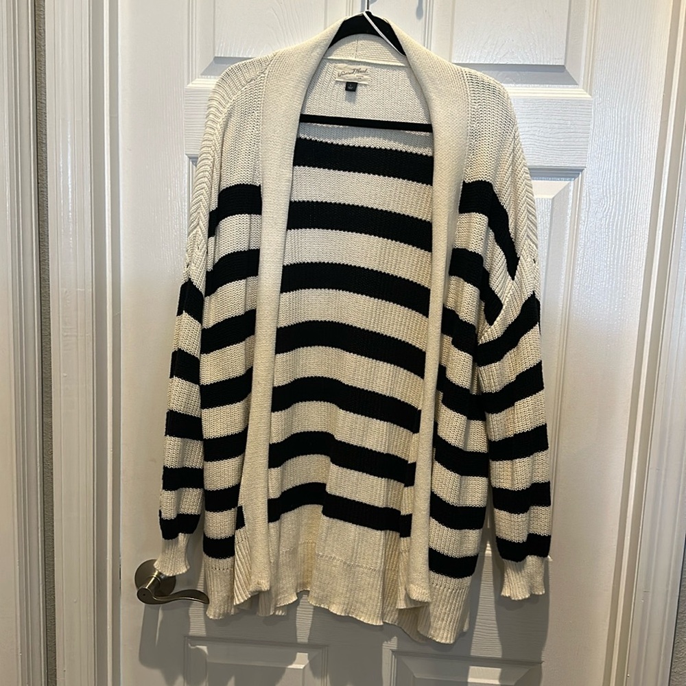 Woman's Universal Threads black and white cardigan - size L